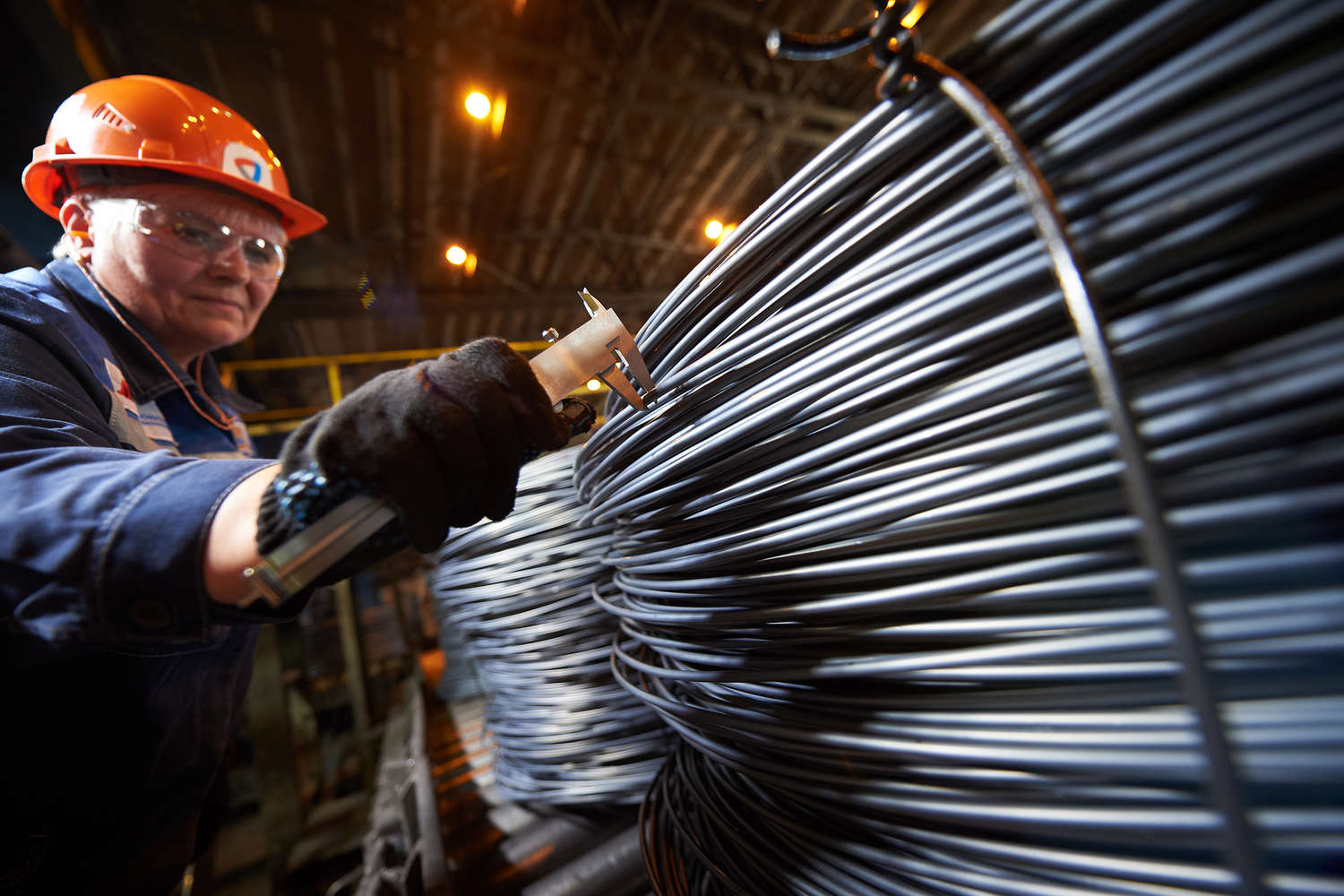 Металлургический завод новокузнецк сталевары. Черная металлургия. Предприятия работающие с металлом. Рабочий на производство. Литейный цех алюминиевого завода.