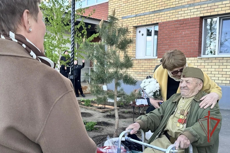 В Оренбурге подшефные Росгвардии кадеты присоединились к акции «Парад у дома ветерана» 