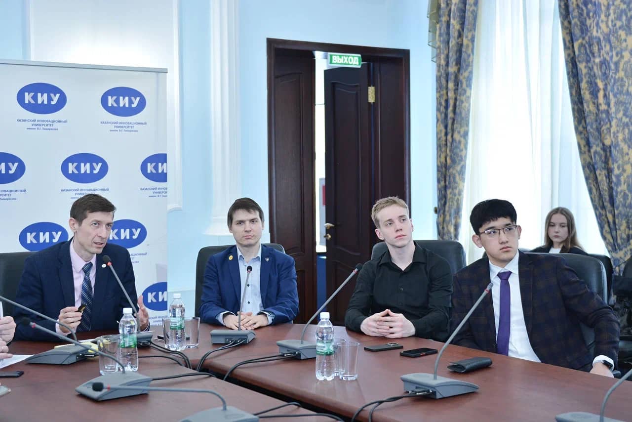 В КИУ прошел круглый стол на тему «Современная экономика России: ответы на новые вызовы»