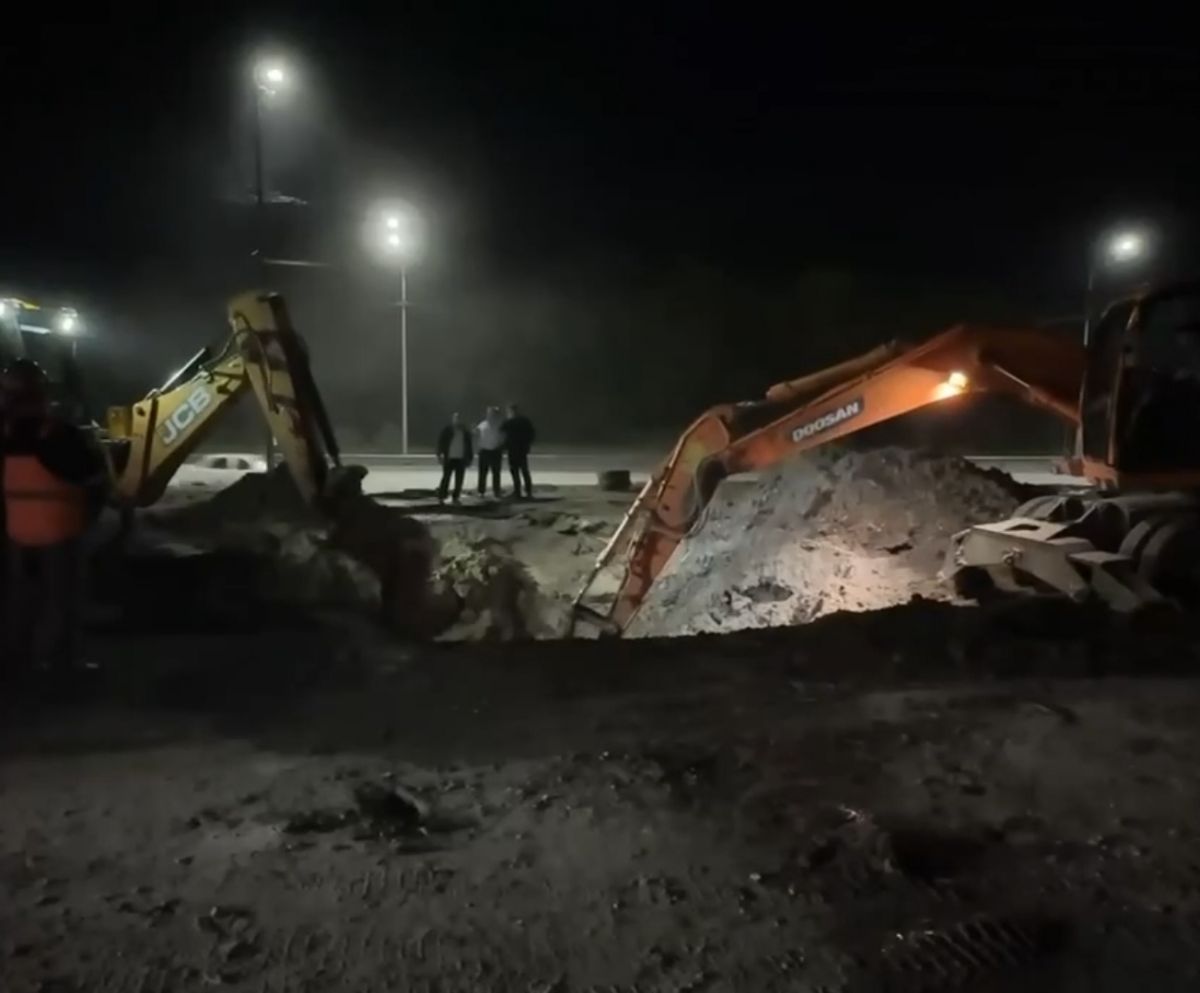 В Коминтерновском районе Воронежа 10 сотрудников Росводоканала и два экскаватора устраняют аварию на водоводе