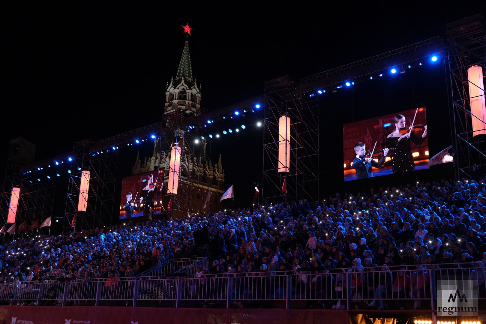 Зрители приветствуют луганских музыкантов светом фонариков