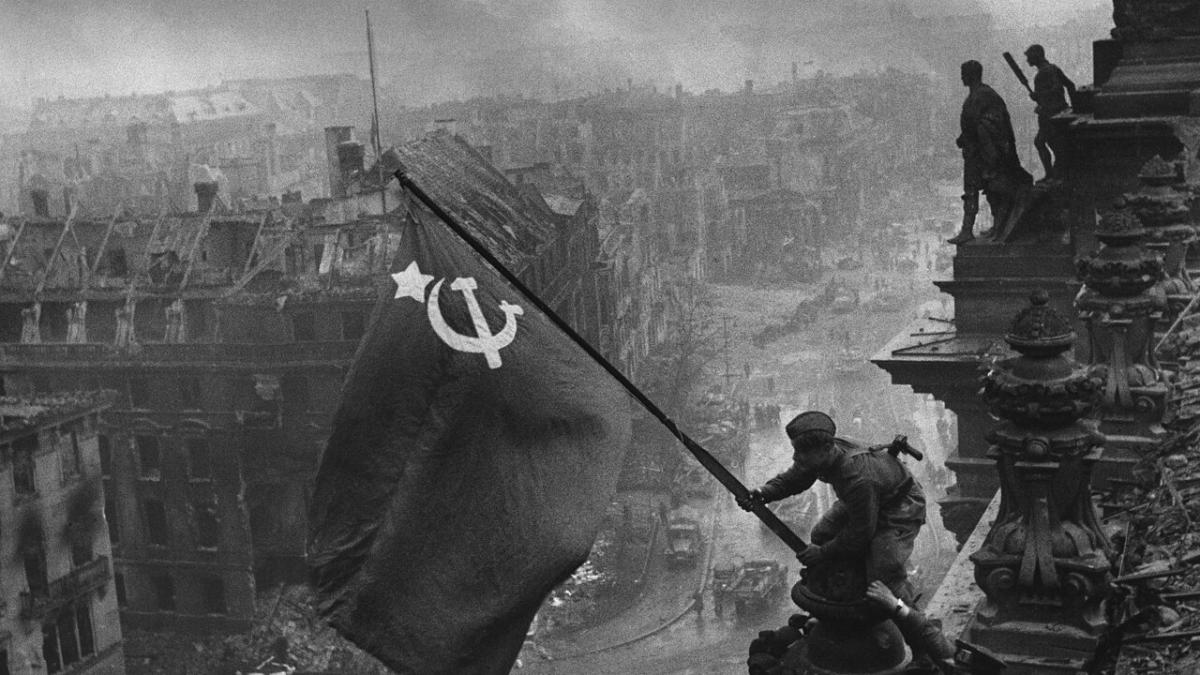 Флаг СССР над рейхстагом