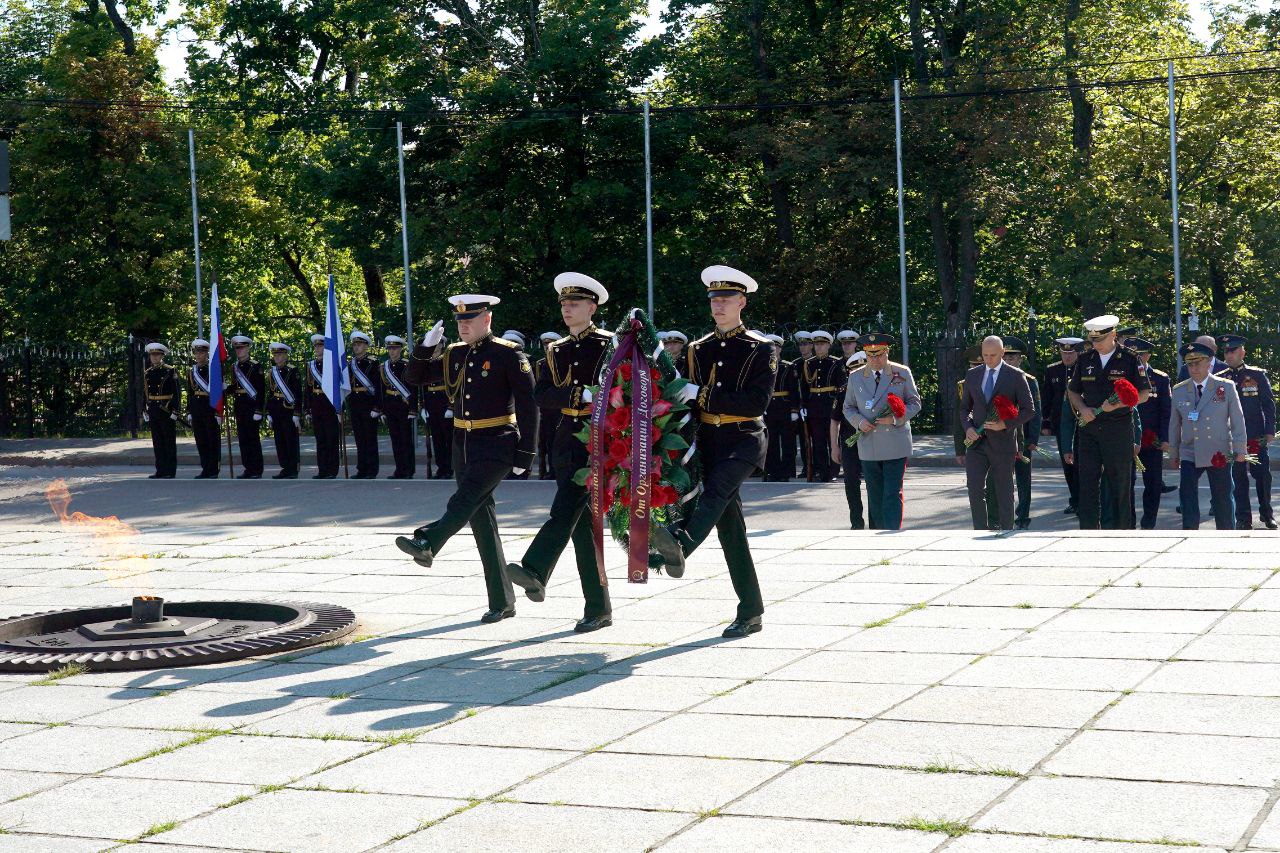 Алексей Беспрозванных вместе с представителями ОДКБ почтил память воинов Великой Отечественной войны 