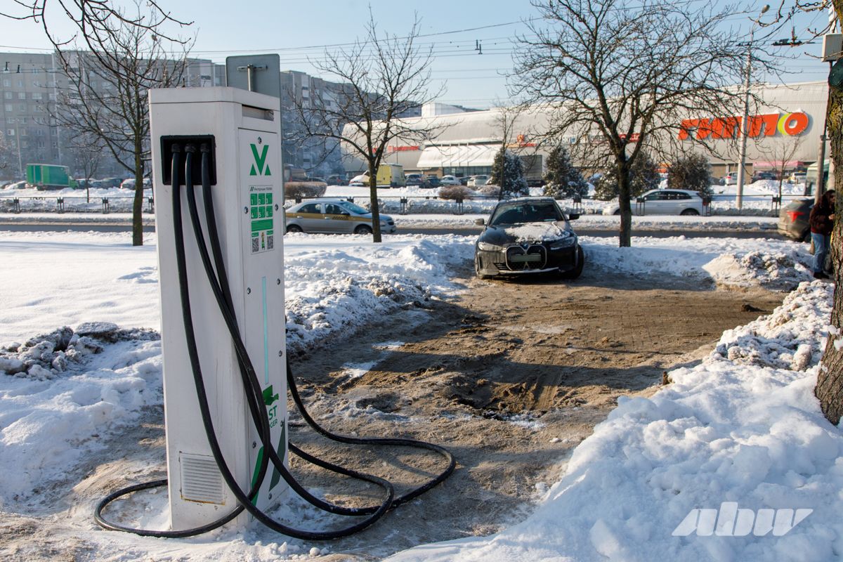 Таксисты занимают все зарядки? Что происходит на электрозаправках днем