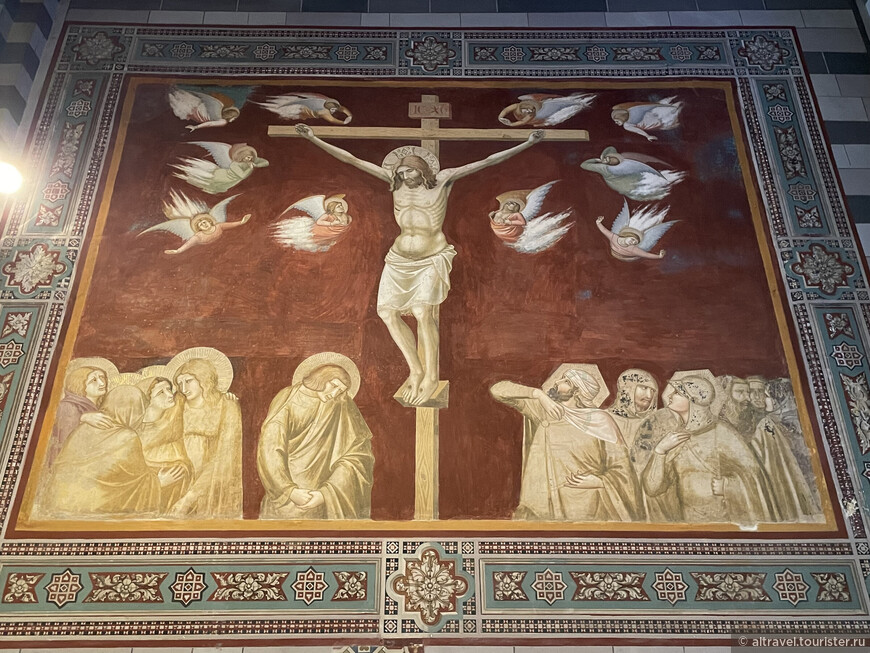 Распятие. Пьетро Лоренцетти. 1337. Очень необычно выглядит скопление ангелочков вокруг распятия. 