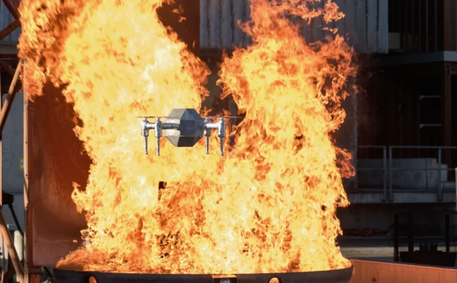 В Швейцарии создан огнеупорный квадрокоптер FireDrone