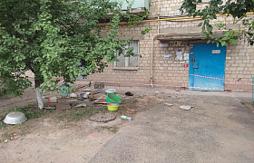 Мужчина и женщина пострадали при обрушении балкона в Астраханской области
