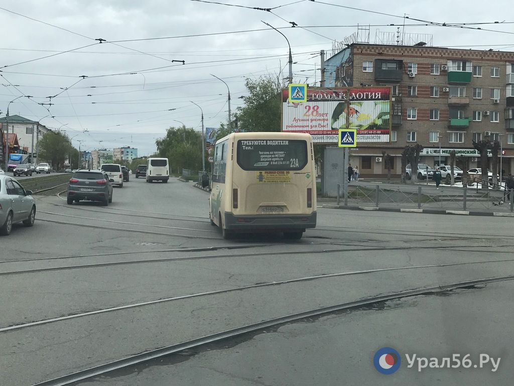 Переезды через трамвайные пути даже в центре Орска развалились до глубоких дыр, а плитка исчезает безвозвратно