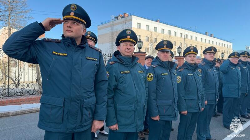 В Главном управлении МЧС России по ЯНАО прошла церемония поднятия флагов