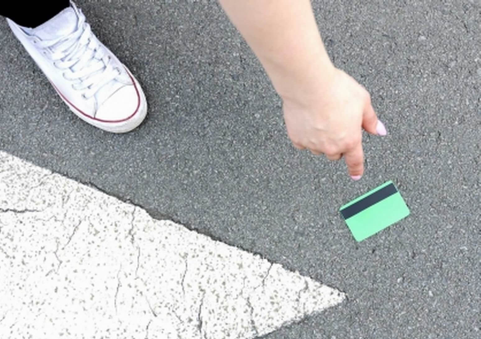 Расплатился вещью. Оплата за наличку. Человек расплачивается в магазине. Оплата в магазине. Банковская карта лежит на улице.