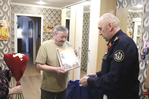 Начальник УФСИН России по Мурманской области поздравил с наступающим Днем Победы ветерана УИС, имеющего статус «дети войны»