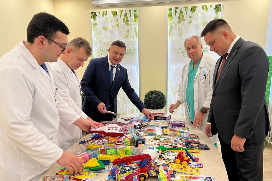 Депутат Николай Николаев передал подарки «Коробки храбрости» маленьким пациентам Республиканской детской клинической больницы