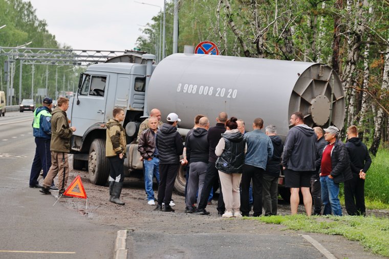 Перевозчики ЖБО протестуют на шоссе Тюнина против штрафов на пункте весового контроля