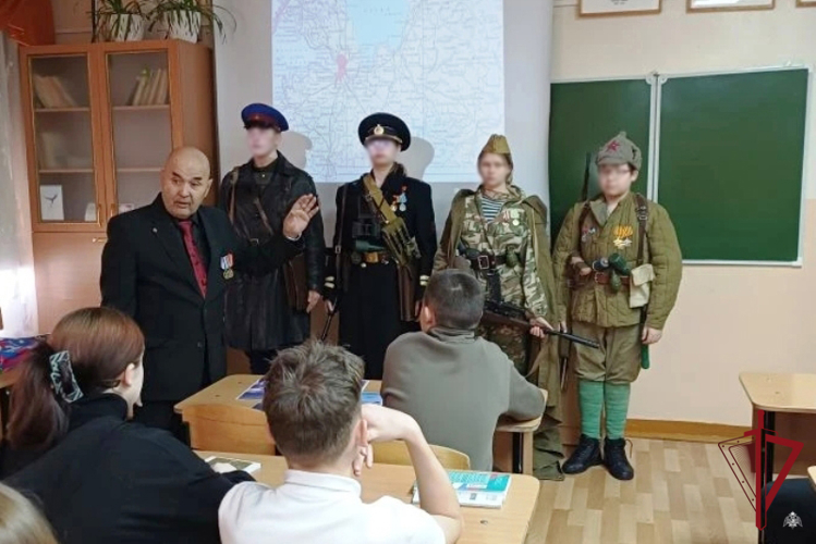 В районах Бурятии росгвардейцы провели уроки мужества ко Дню снятия блокады Ленинграда