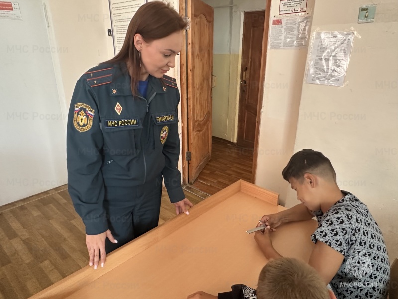 Сотрудники государственного пожарного надзора и Ростовского участка ГИМС провели открытый урок по пожарной безопасности