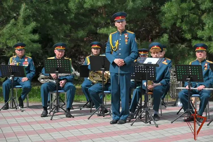 По случаю Дня Победы военнослужащие омской воинской части Росгвардии провели концерт в геронтологическом центре