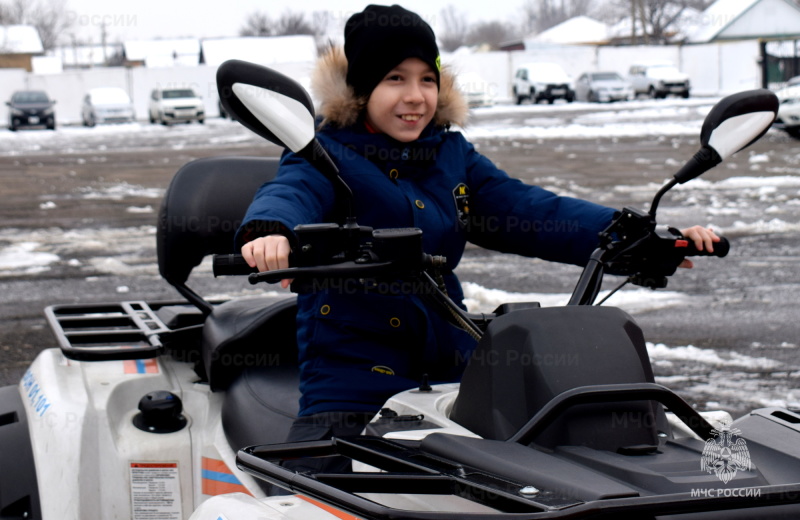 Экскурсия в пожарную часть Биробиджана: шестиклассники узнали о работе МЧС