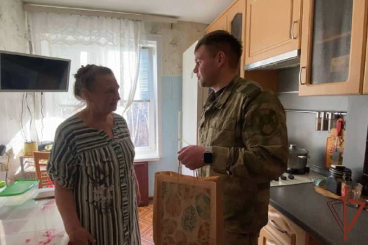 В преддверии праздника Светлой Пасхи росгвардейцы навестили матерей погибших сослуживцев (видео)