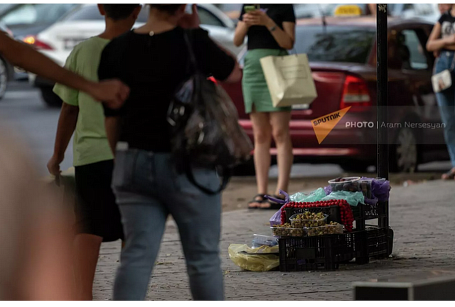 В сети появилось видео разгона уличных торговцев в центре Еревана