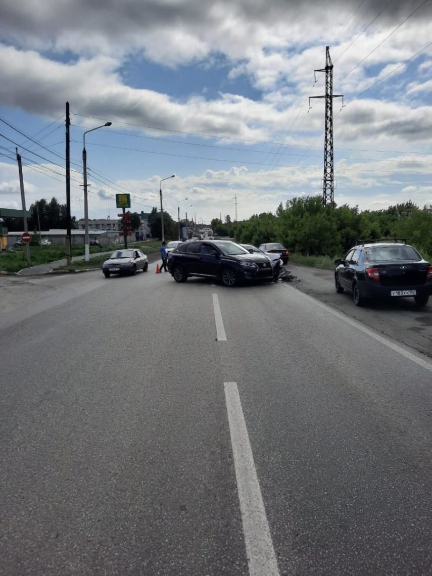 Здесь надо было повернуть налево сказала пассажирка водителю