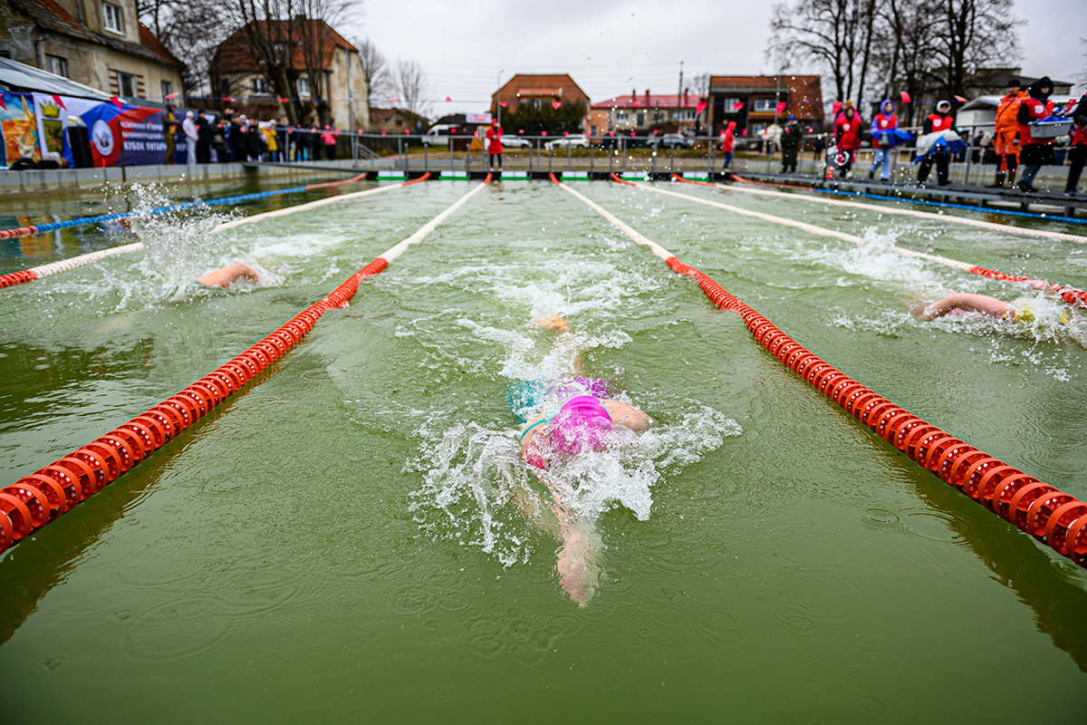 В Славске впервые провели официальные соревнования по зимнему плаванию