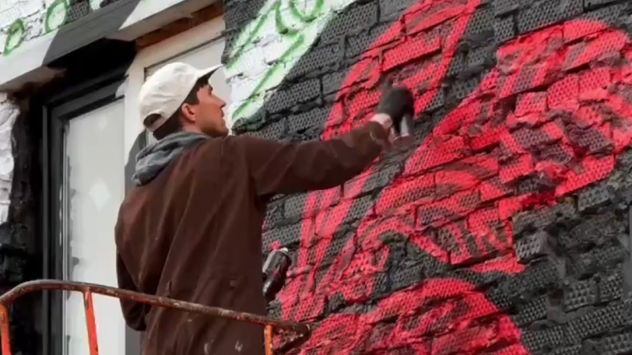 В Калуге работает создатель крупнейшего в мире мурала в 10 000 кв.м