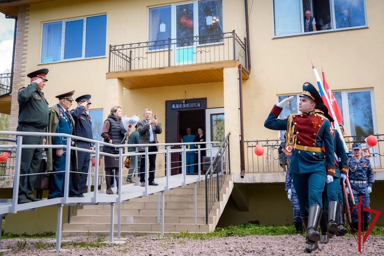 103-летнего ветерана войны и жителя блокадного Ленинграда поздравили парадом росгвардейцы в Санкт-Петербурге