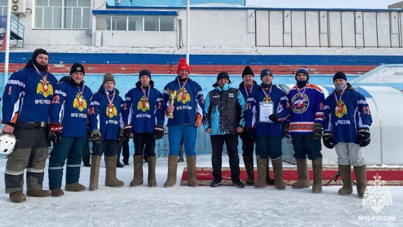Огонь на льду: в Новосибирске прошел открытый турнир по хоккею на валенках