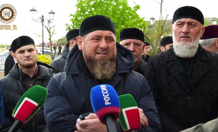 Чеченская религия. Рамзан кадыров в мечети. Рамзан кадыров ахматович 2020. Рамзан кадыров в мечети. Рамзан кадыров мусульманин.