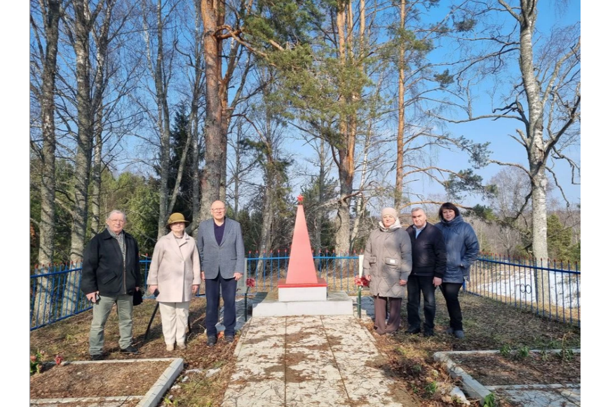У братской могилы в деревне Барсуки