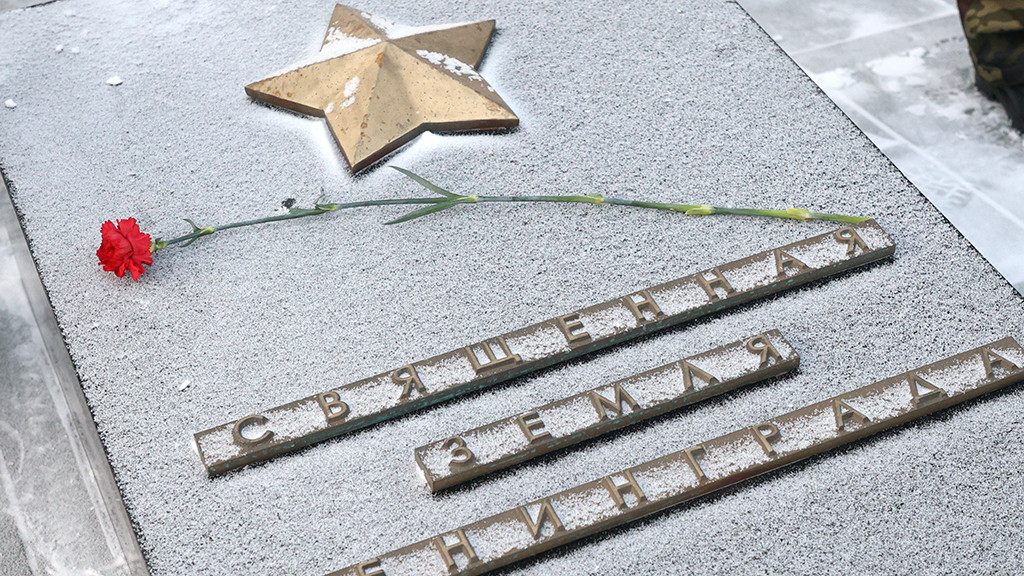 В Барнауле прошла памятная церемония, при­уроченная ко Дню полного освобождения Ленинграда от блокады Фото №4