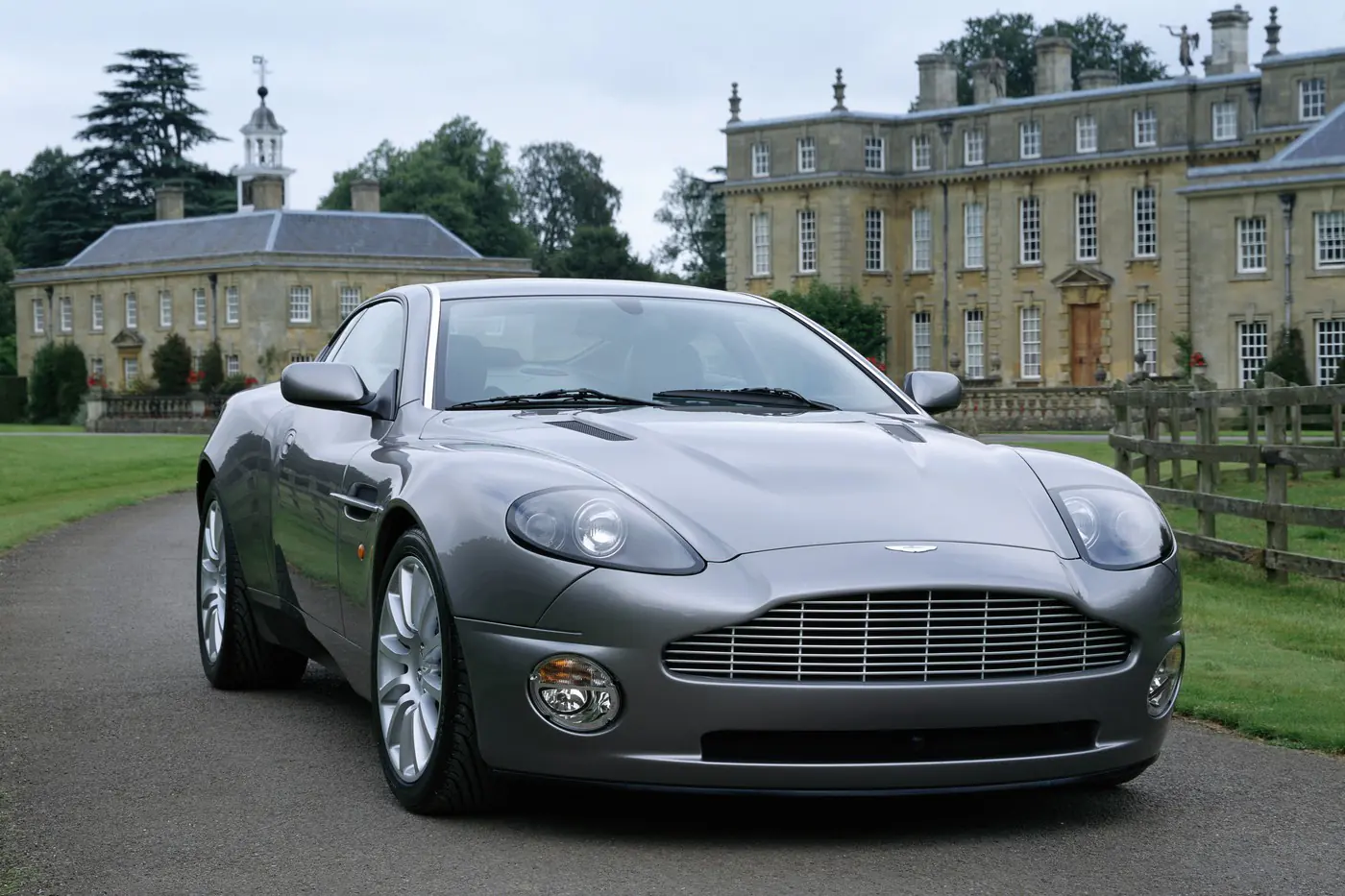 Три поколения победителей: четвертьвековой юбилей Aston Martin Vanquish
