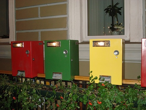 Такие автоматы для размена монет стояли у станций московского метро в 1980-е годы