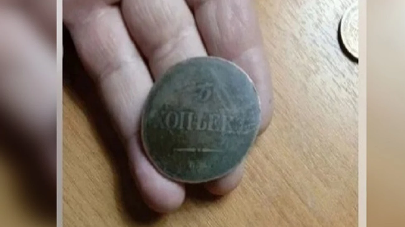 1 копейка серебром николай 1. Друзья продадут за пятак. Друзья продадут за пятак. Монета полушка 1734 года. Монета 1 копейка 1841 года.