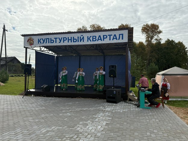 В селе Полом появился свой «Культурный квартал» с пешеходными дорожками и освещением
