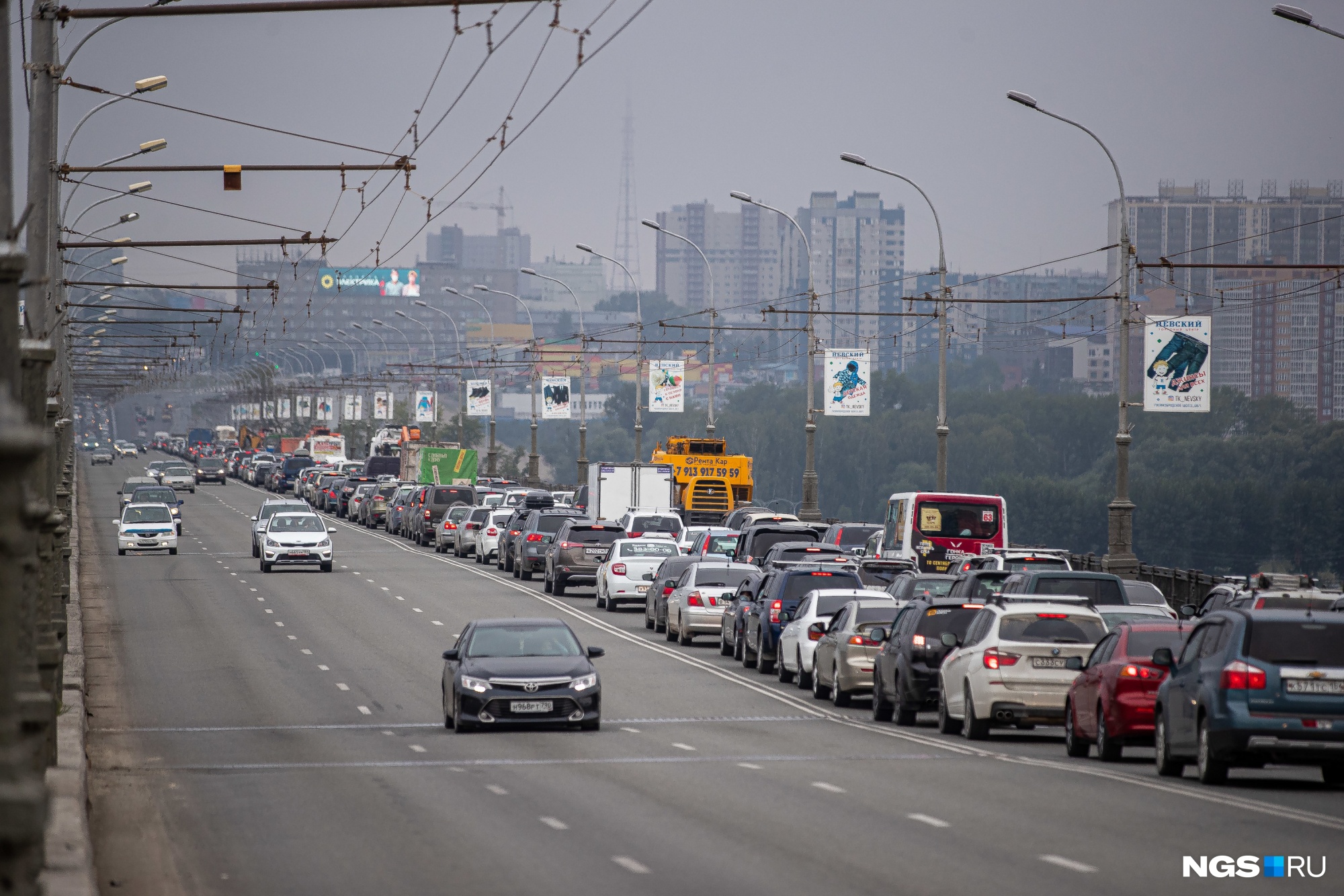 Есть ли пробки. Пробка на мосту. Пробка на Крымском мосту. Большая пробка. Октябрьский мост.