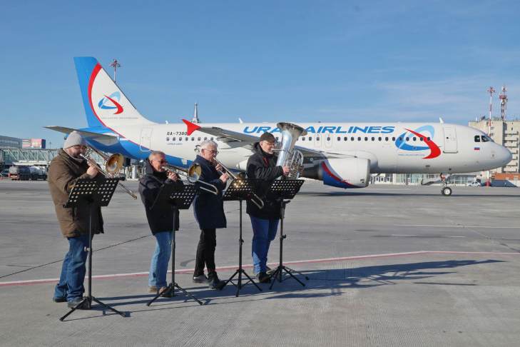 Уральский оркестр сыграл под крылом самолета
