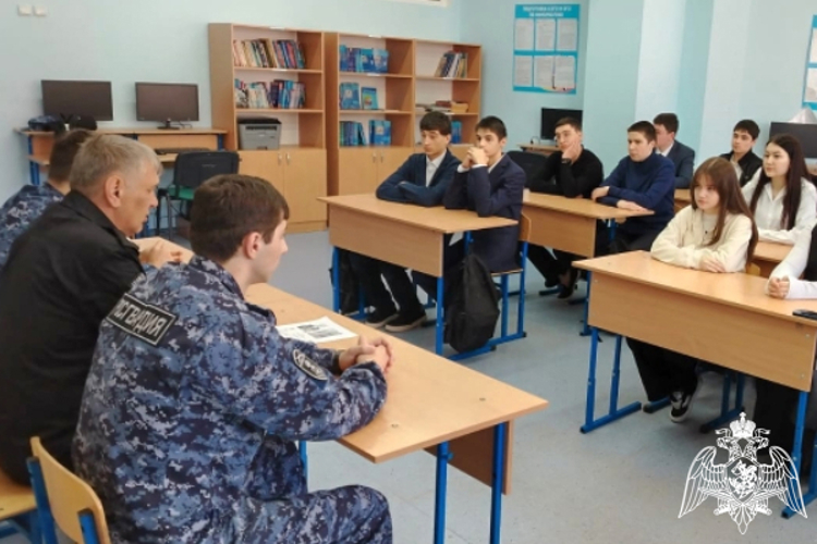 Сотрудники и ветераны Росгвардии провели для школьников урок Мужества