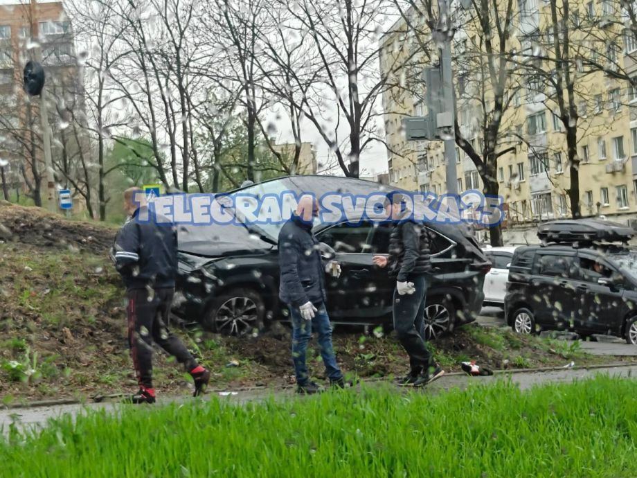 Фото: скриншот | Разнёс тротуар и вылетел на косогор – подробности жесткого ДТП во Владивостоке