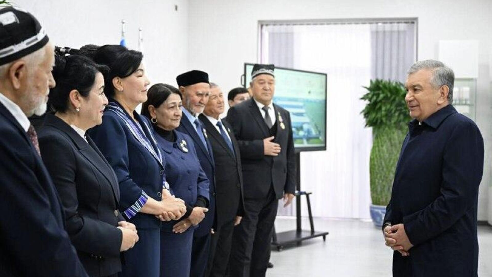 Шавкат Мирзиёев начал визит в Сырдарью с посещения местного фармпредприятия - Sputnik Узбекистан, 1920, 04.12.2025