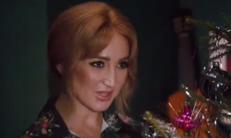 асти повторила образ жены шурика анна. кто поет в самоиронии судьбы. кто поет в самоиронии судьбы. сериалы тнт 2022. кто поет в самоиронии судьбы.