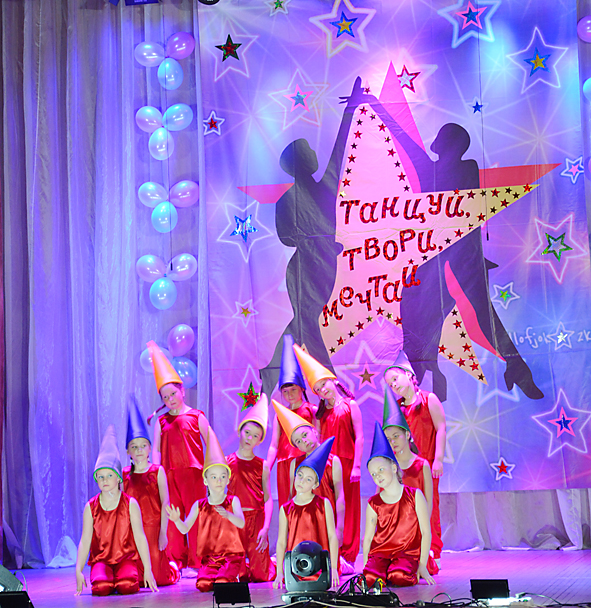 танцоры бтэт. твори танцуй. маклиф воскресенск логотип. открытка твори. твори танцуй.