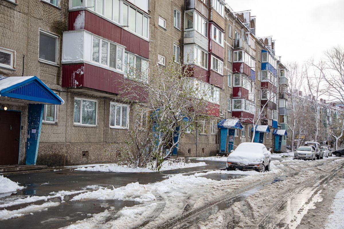 Погода в южно сахалинске. Южно-Сахалинск. Южно Сахалинск спортивная улица. Южно-Сахалинск сугробы. Южно-Сахалинск сахарная.