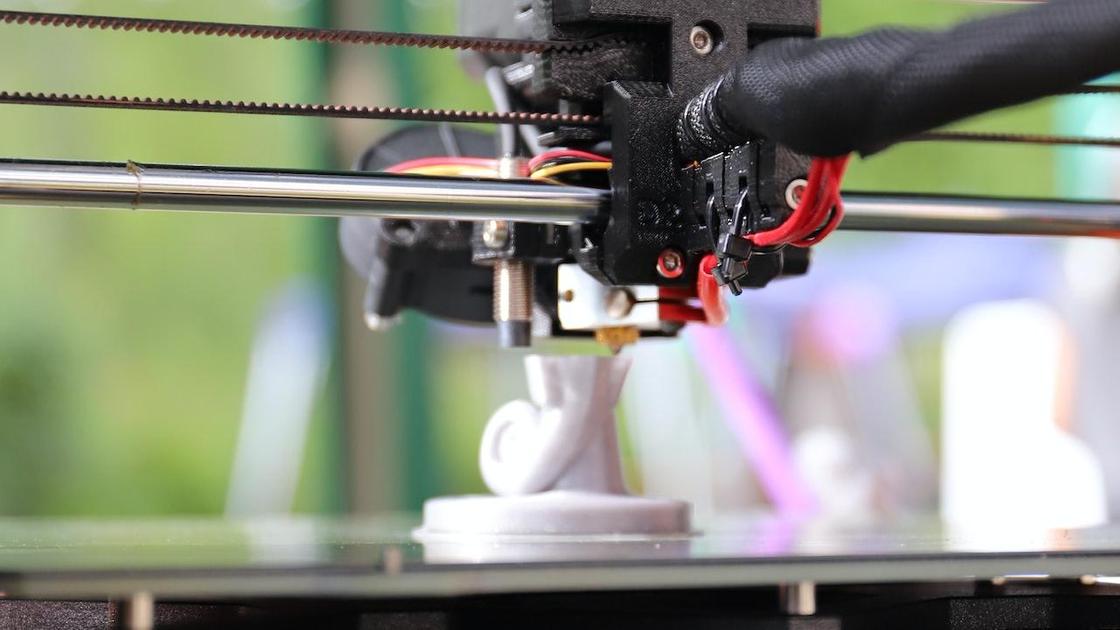 3D-принтер печатает фигурку