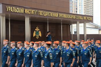 Начальник института вручил награды личному составу.