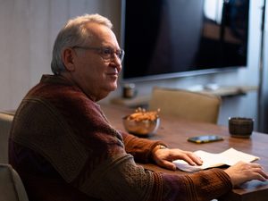 Обманутый пенсионер Юрий Стоянов осваивает новые технологии в сериале «Мамонты»