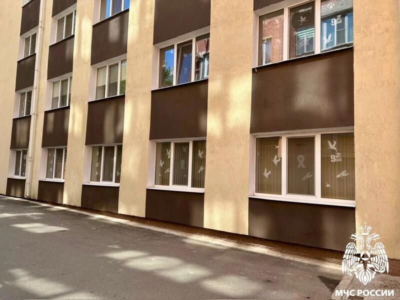 МЧС России продолжает участвовать в патриотической акции «Окна Победы»