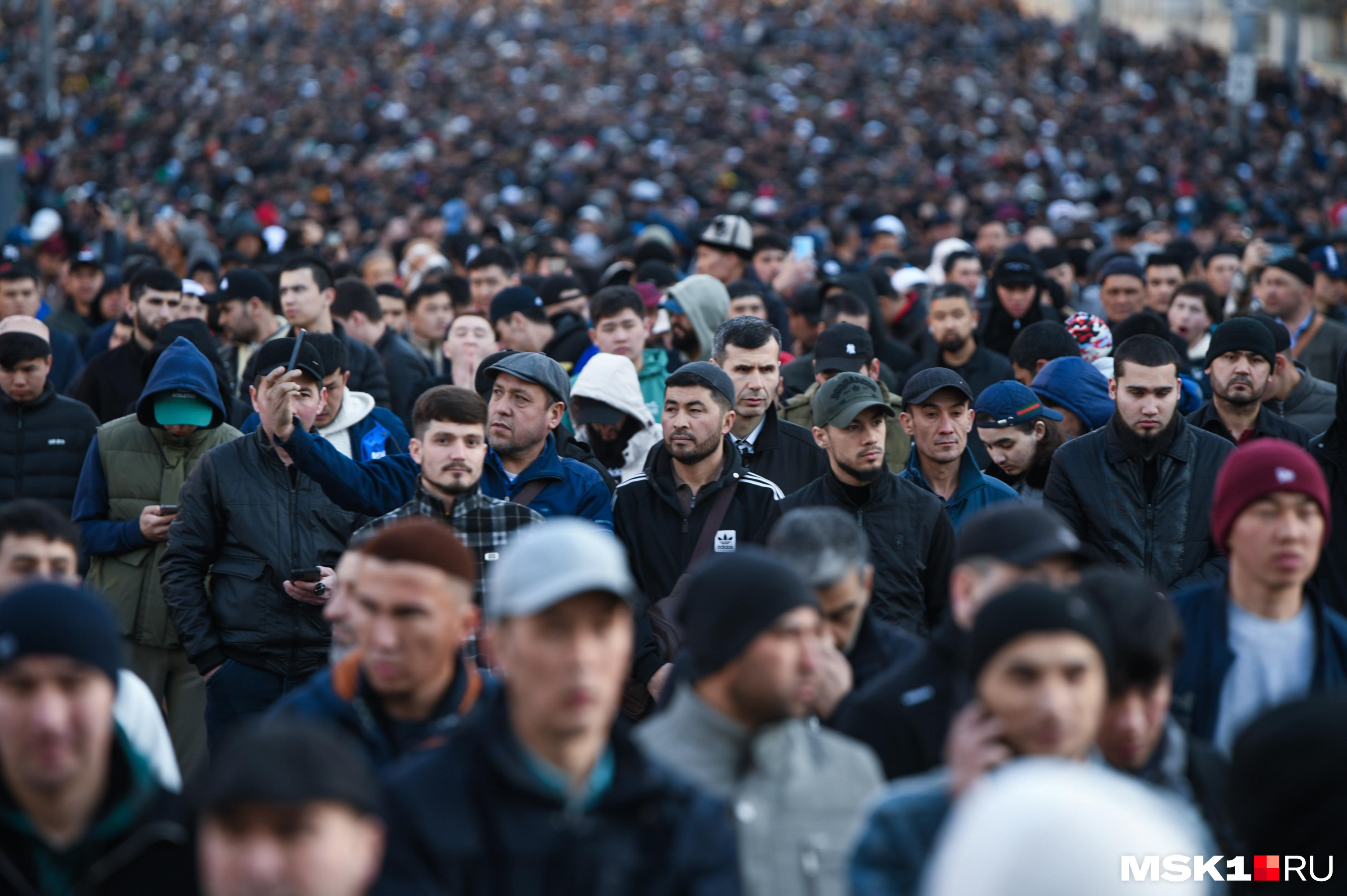 Таджики уезжают из москвы после теракта. Толпа мигрантов. Мигранты в России. Толпа мусульман. Мигранты в России 2023.