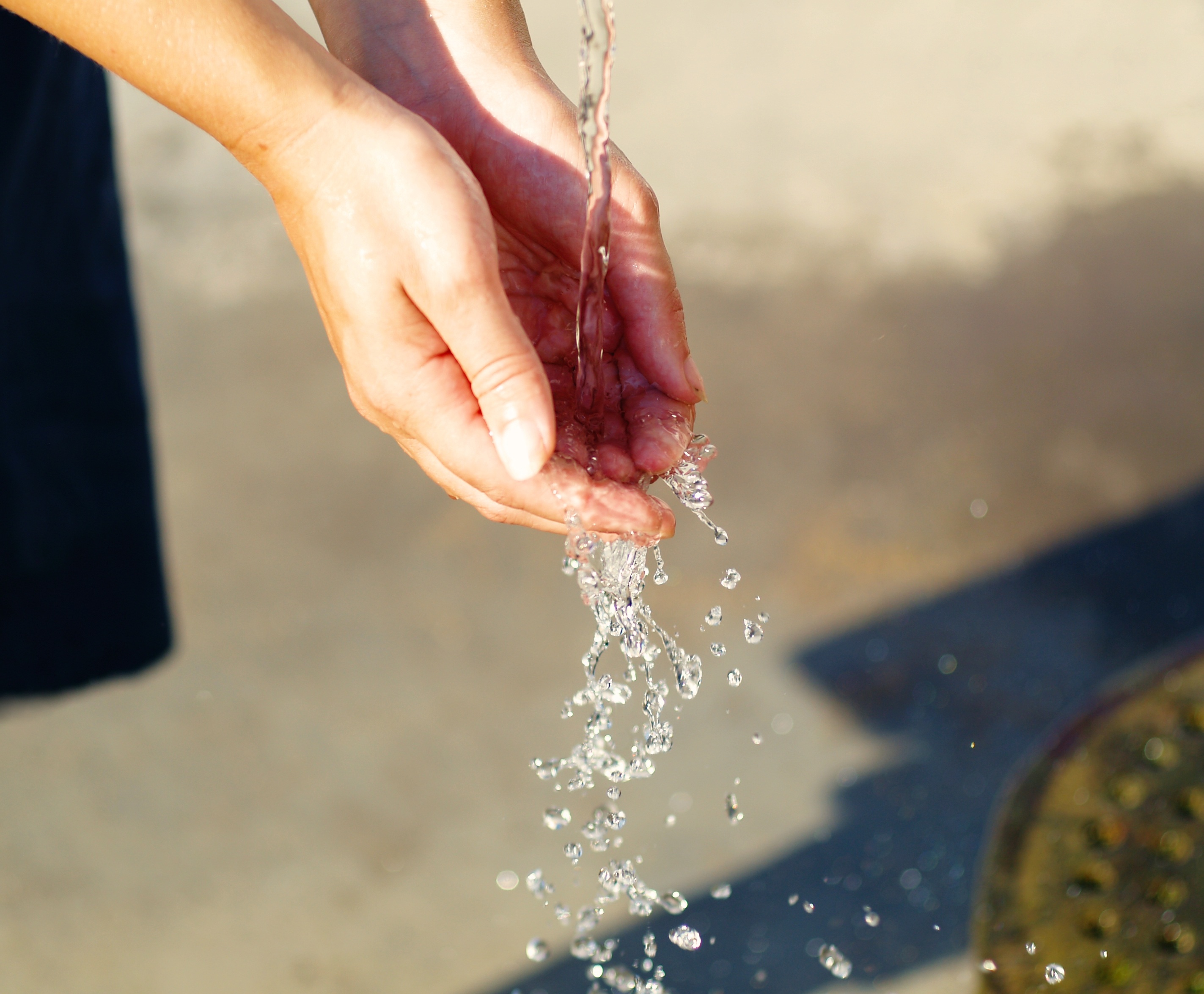 Подарив людям воду. Вода в руках. Вода льется на руку. Вода в ладошках.