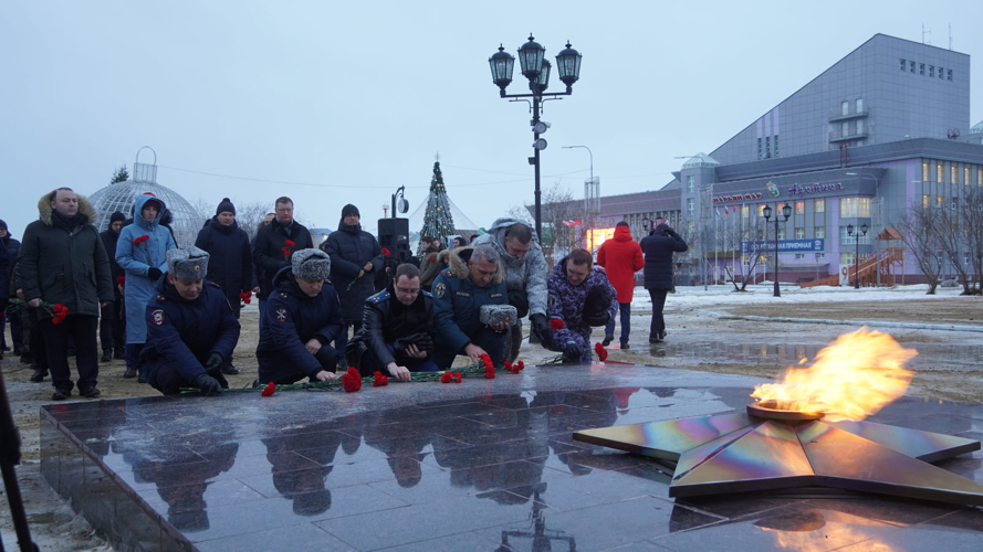 В Нарьян-Маре росгвардейцы возложили цветы в честь Дня Неизвестного Солдата